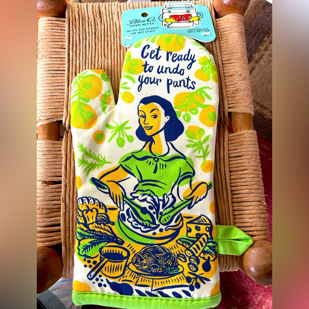 NWT Blue Q Humorous Oven Mitt, “Get Ready to Undo Your Pants.”